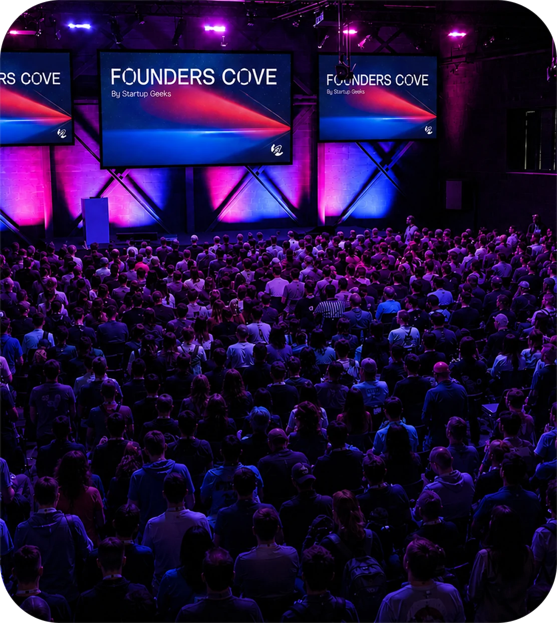 La platea di Founders Cove davanti al main stage