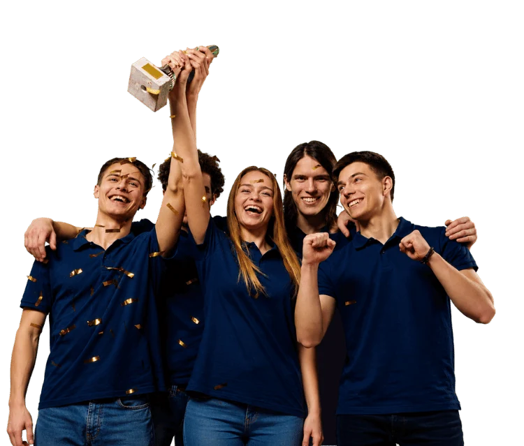 Team di startupper che festeggia sollevando il trofeo dello Startup Showcase